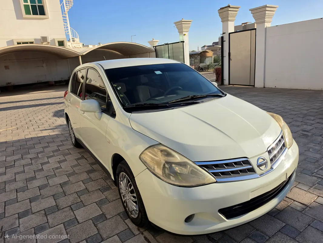 Nissan Tiida 2009 — photo 1 of 8