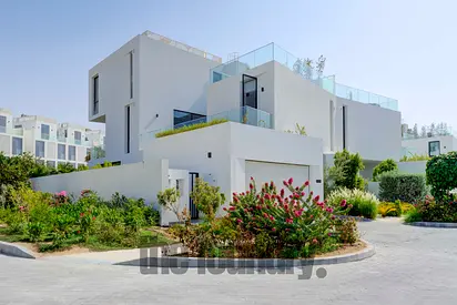 Beautifully Upgraded & Furnished Villa in Chorisia 2 - Corner Plot Directly on The Bay
