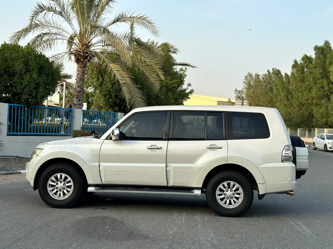 Mitsubishi Pajero 2014 — photo 1 of 7
