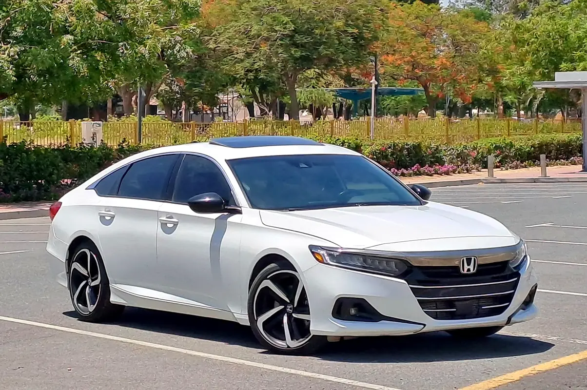 Honda Accord 2022 — photo 1 of 14