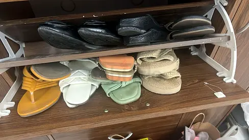 Pan Emirates shoe rack