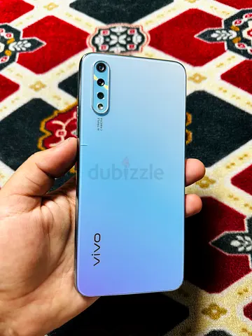 Vivo smartphone in good condition - gradient back, triple camera