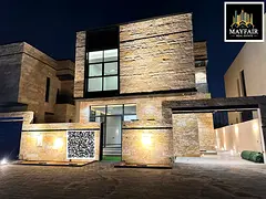Modern Family Home 🏠🚗 With Large Outdoor Parking