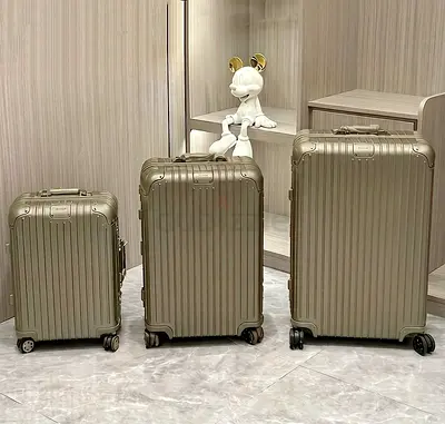 RIMOWA essential cabin suitcase set