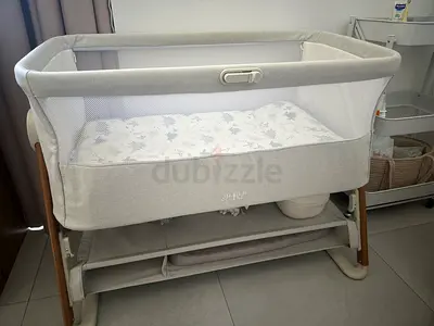 Side-sleeping bedside bassinet / cradle in light grey