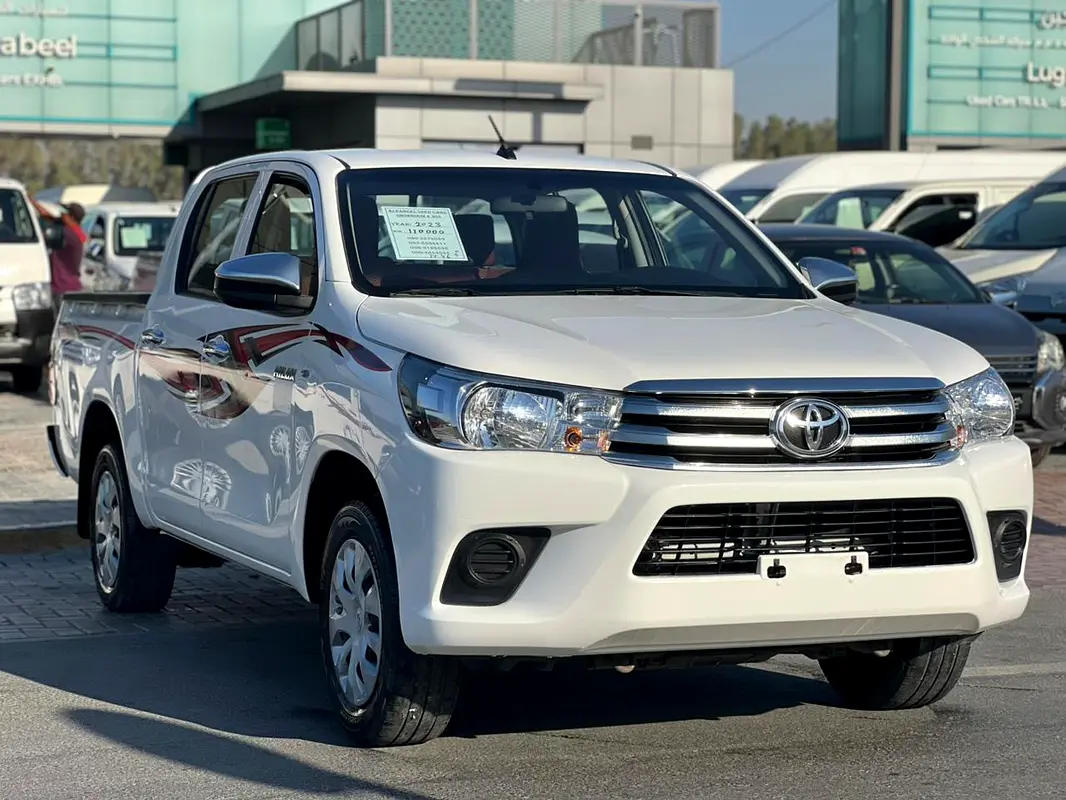 Toyota Hilux 2023 — photo 1 of 10