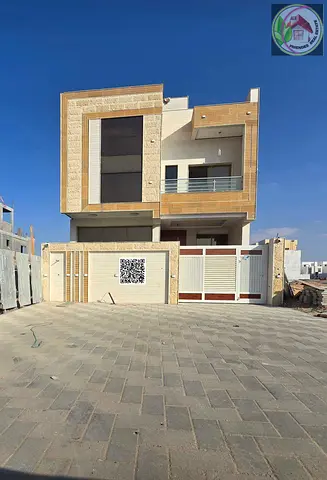 للبيع فيلا مودرن ٣ طوابق شامل الكهرباء والمياه تملك حر  وتورث