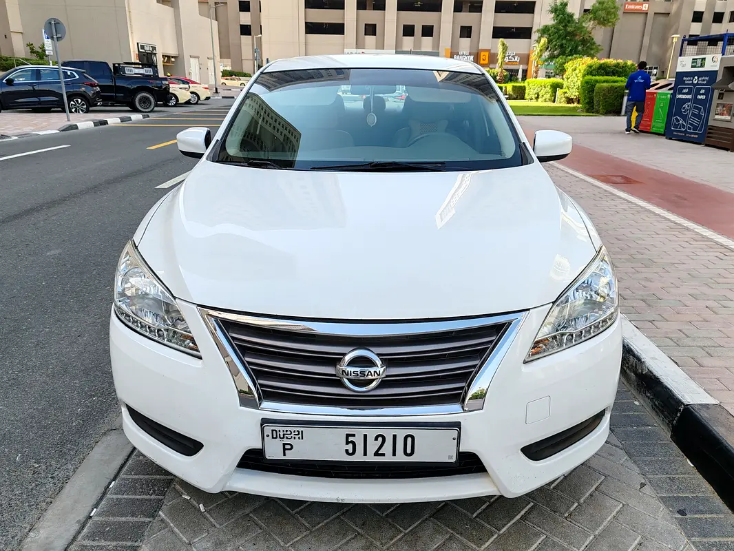 Nissan Sentra 2014 — photo 1 of 10