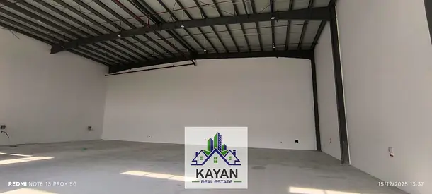 مستودع مميز مساحه 13500  قدم -بطاقة كهربائية عالية تصل إلى 120 كيلو وات.