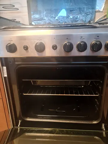 Oven with 4 burners (3 working)