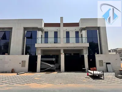 Townhouse for sale at an excellent, negotiable price. It has a large courtyard. Freehold for all nationalities for life, with the possibility of easy