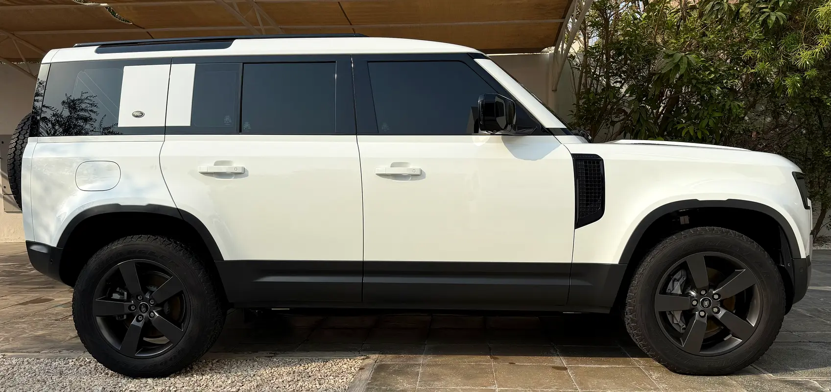 Land Rover Defender 2023 — photo 1 of 10