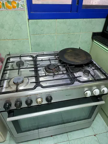 Used stainless steel gas cooker with oven - 4 burners