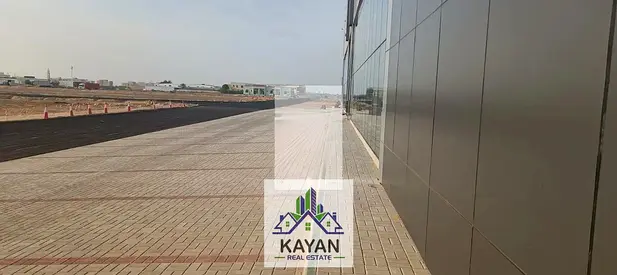 معرض للإيجار في أم القيوين، 74000  قدم، ارتفاع 10م، كهرباء، مكاتب، سكن عمال، موقع مميز قريب من الشارع الرئيسي.