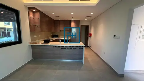 شقة رائعة بثلاث غرف نوم / ٥٠٪ كهرباء بنظام الطاقة الشمسية / جديدة كلياً / للإيجار