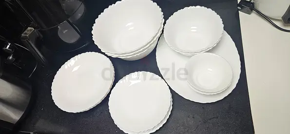 White ceramic dinnerware set — 16 pieces (bowls  plates)