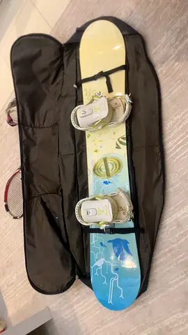 Salomon snowboard with Salomon bindings and travel bag-perfect condition 147cm