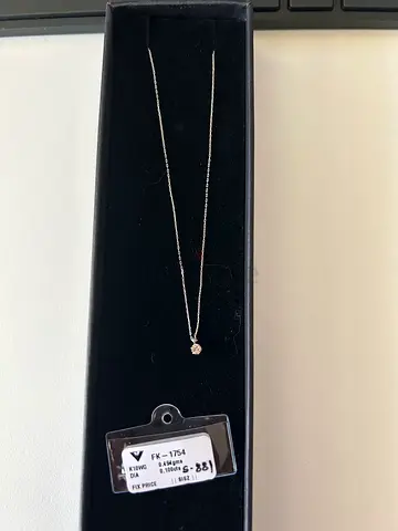 Dainty WG necklace with diamond pendant