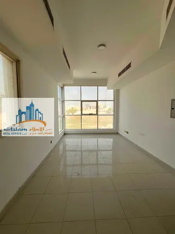 للإيجار السنوي | استوديو واسع بمطبخ منفصل وتكييف مركزي | موقع مميز مقابل متحف عجمان في ليوارة 1
