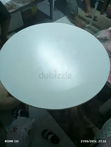 Round white table with 3 chairs good condition