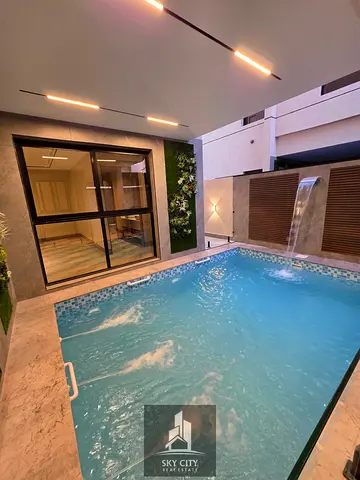 Villa for sale in Al Amrah area. 6 bedrooms, swimming pool, and roof terrace. Includes electricity, water, and air conditioning. Super deluxe finishin