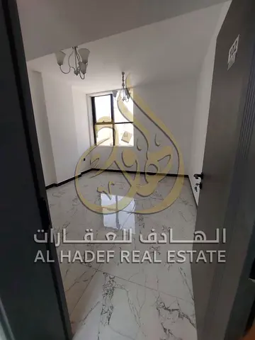 شقة غرفة وصالة أول ساكن للإيجار في مويلح القديمة الشارقة تشطيب حديث وخيارات بحمام أو حمامين مع الدفع على 4 أو 6 دفعات بأسعار تبدأ من 35000 درهم سنوياً