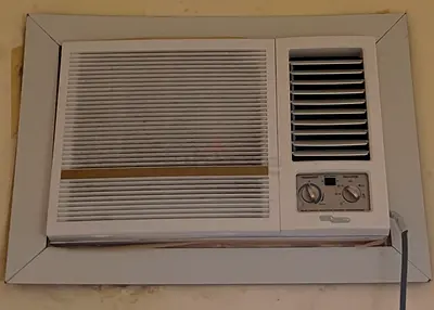 Window-mounted air conditioner - working condition