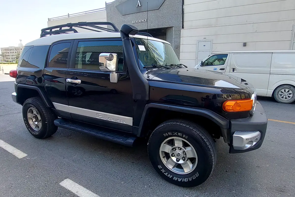 Toyota FJ Cruiser 2012 — photo 1 of 8