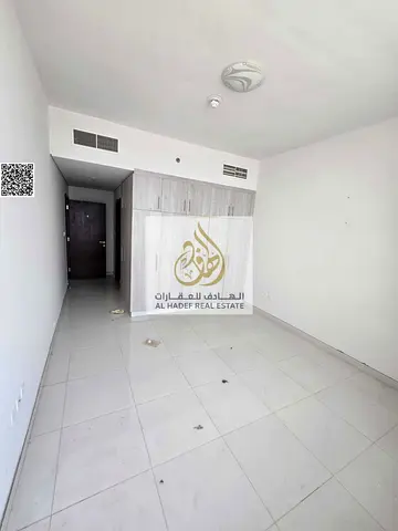 - -غرفتين وصالة 2 حمام مع 2بلكونة باطلالة مفتوحة + مطبخ كبير جدا غاز مركزي +خزائن بالحائط  - مساحات واسعة جدا جدا