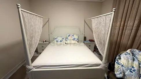 Off White Four-Poster - King size Bed, mattress with 2 Nightstands - perfect Condition