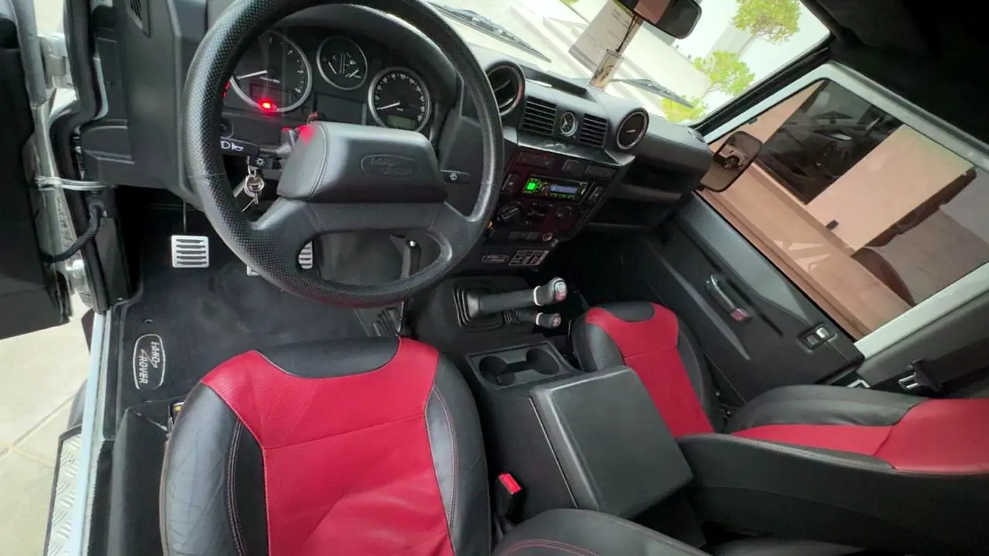 Land Rover Defender 2016 — photo 1 of 5