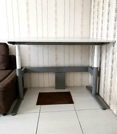 Gispen HeavyDuty Electric Adjustable Height Sit/Stand Desk 140×80cm with Privacy Panel + Free Chair