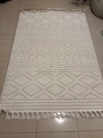 Cream textured geometric rug with tassels — 150 x 230 cm (approx.)