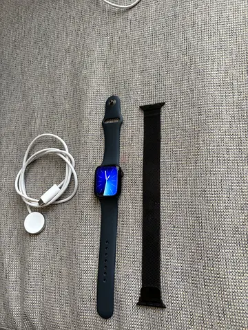 Apple Watch 9 / Battery 98%