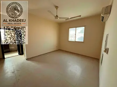 غرفه وصاله بمساحه كبيره الروضه3 قريب من جميع الخدمات والطرق الرئيسيه
