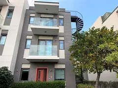 Corner townhouse / vacant / upgraded