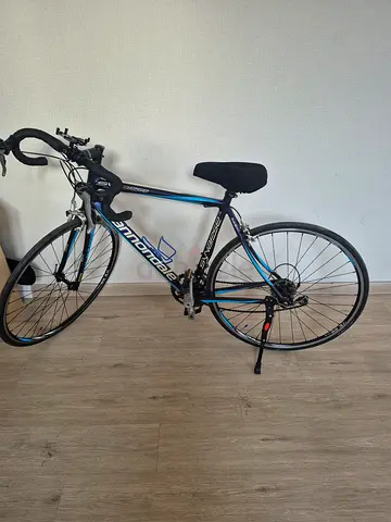 Cannondale road cycle excellent condition brand new grips seat cousin phone holder recently serviced