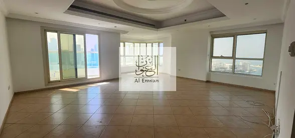 للبيع المستعجل شقة تايب ٣ على البحر زاوية بي برج الرند