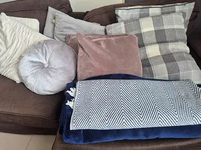 Set of sofa cushions (9 pieces) and throws (2) — neutral grey tones