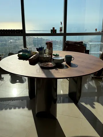 Round solid wood surface dining table - modern design