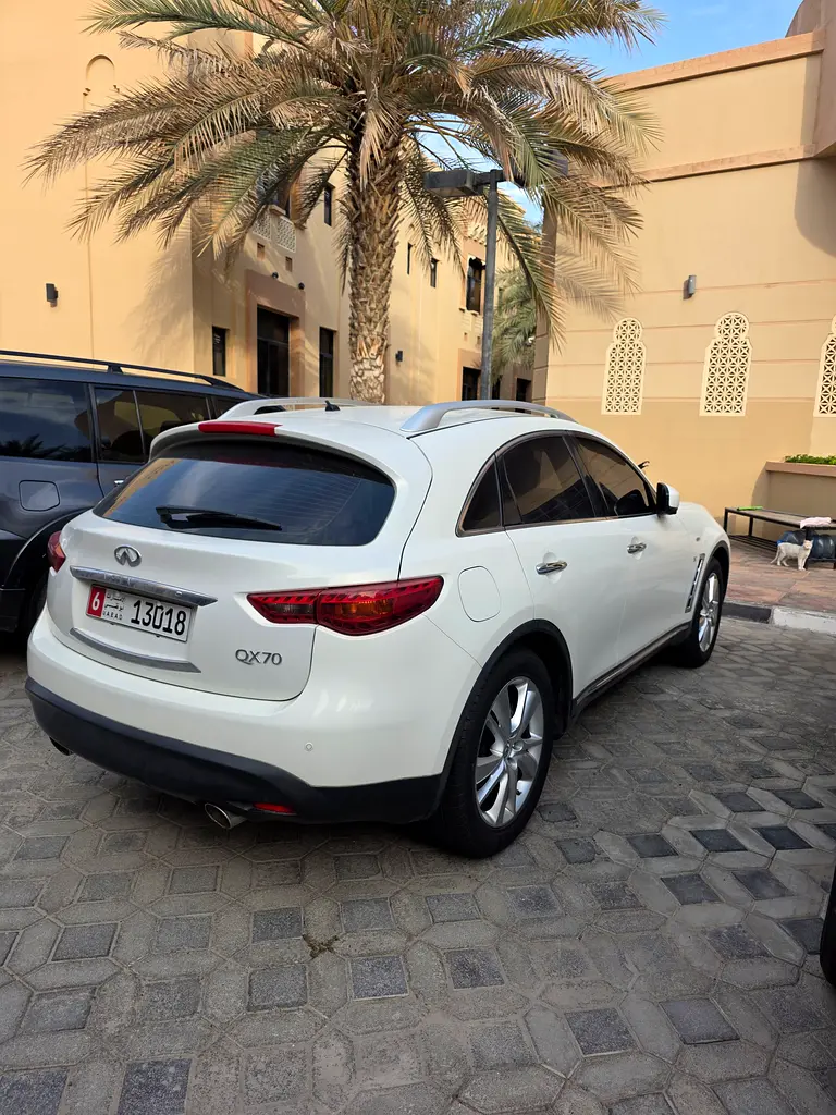 Infiniti QX70 2014 — photo 1 of 13