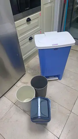 Garbage Bins – Excellent Condition!