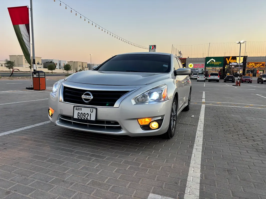 Nissan Altima 2013 — photo 1 of 3
