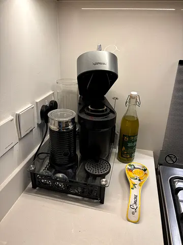 Nespresso coffee machine, coffee pod glass holder, and Aeroccino Milk Frother Good Working Condition