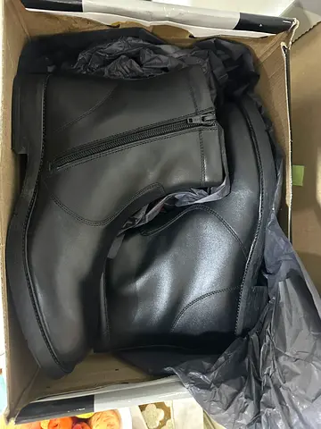 Brand New Majesty Italy black leather mid-calf boots with side zipper