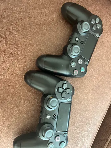 2 ps4 controllers black