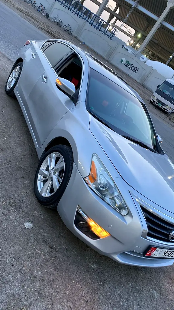 Nissan Altima 2014 — photo 1 of 2
