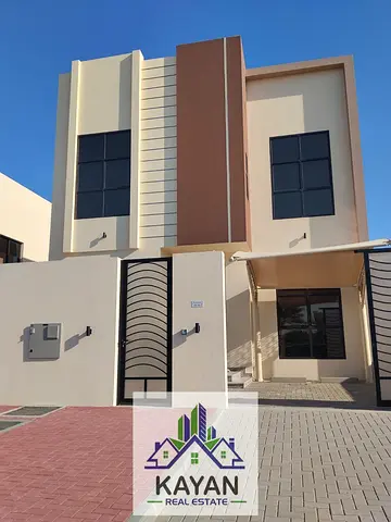 New villa for rent, 5 master rooms, hall, majlis, maid room, prime location, ready now