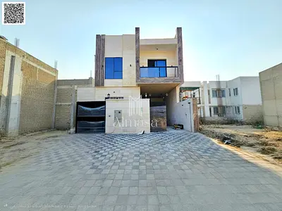 فيلا مودرن،  قريبه من الشارع الرئيسي،  بمساحات واسعه شامل رسوم التسجيل