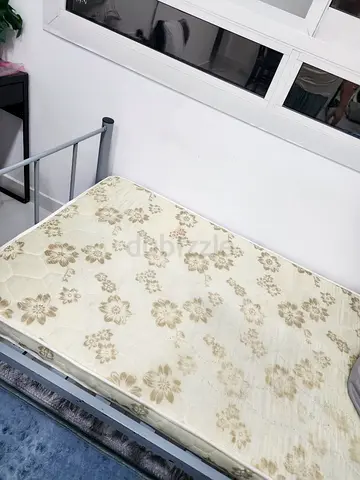 Single clean mattress less uned, perfect cindition
